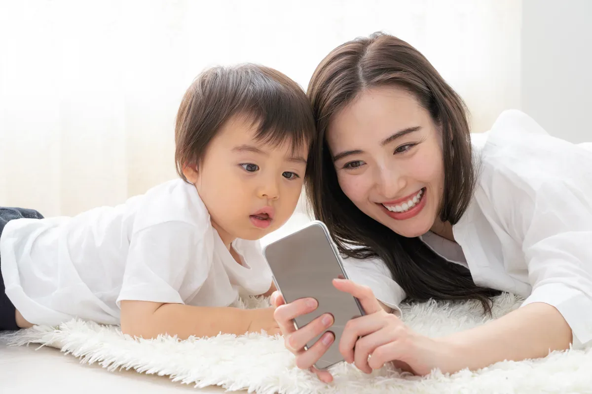 スマホに頼りすぎない工夫。0~3歳の“落ち着く時間”は水回りにも
