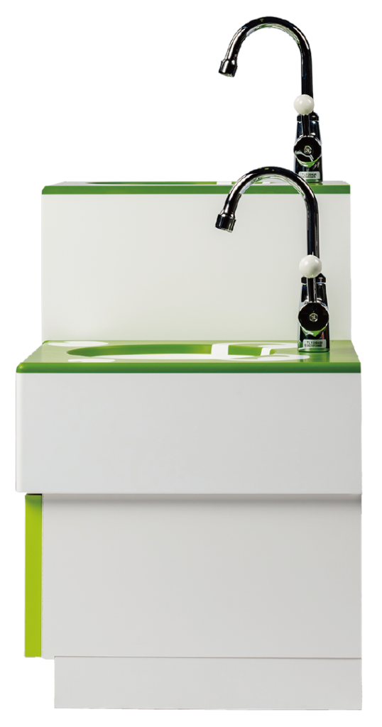 年齢差のあるこどもたちでも自然な姿勢で手洗いができます。