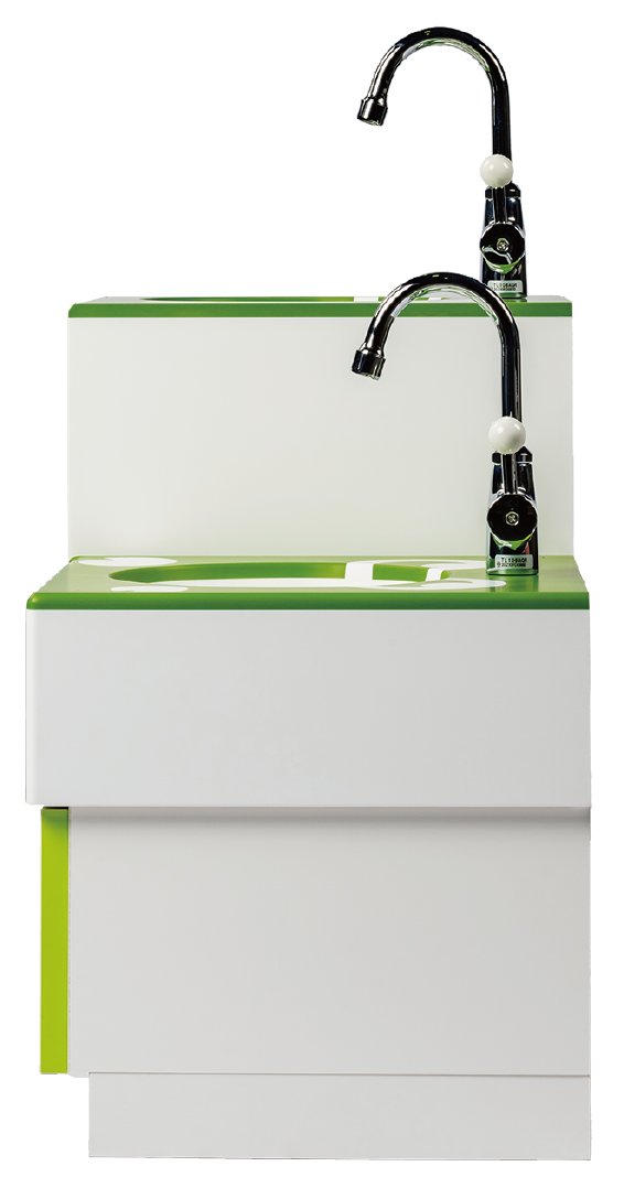 年齢差のあるこどもたちでも自然な姿勢で手洗いができます。