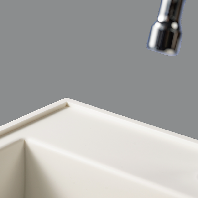 カウンターの三方向に5mmの水こぼれガードを設置。